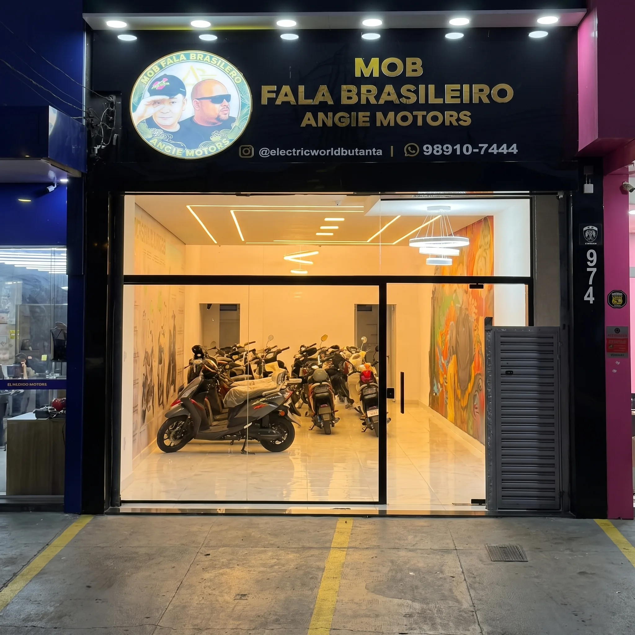 Fachada da Electric World Butantã na Avenida do Rio Pequeno, 974, à noite
