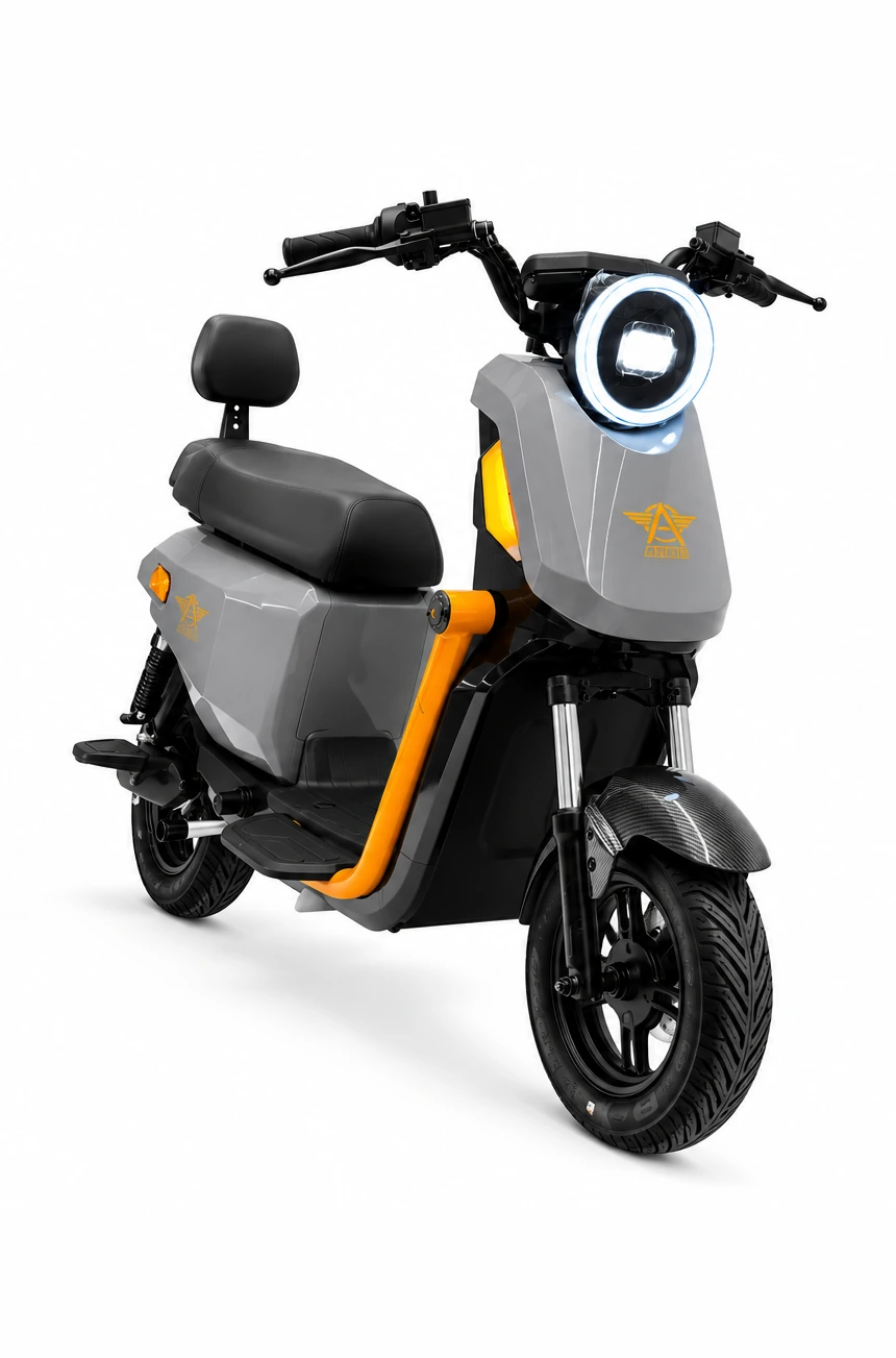 Scooter elétrica Angie cinza e laranja, de três quartos, com o farol aceso